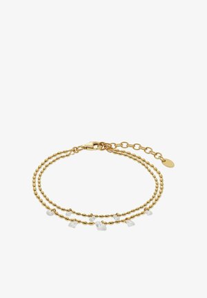 Doppellagiges goldfarbenes Perlenarmband mit kleinen unregelmäßigen klaren Kristallanhängern und verstellbarem Kettenverschluss auf weißem Hintergrund.