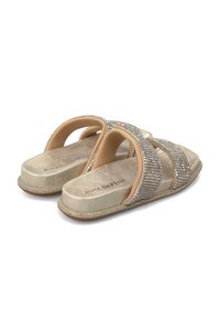 Sandali beige senza chiusura con cinturini incrociati, decorati con strass argentati. Soletta strutturata con una piattaforma bassa e suola in gomma.