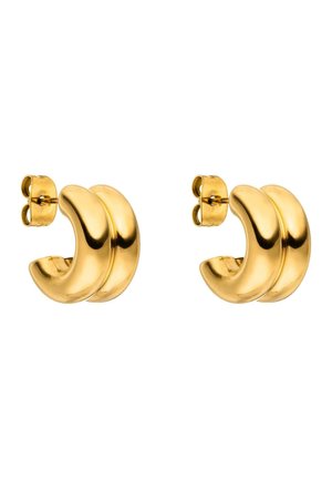 Paar glänzende goldene, klobige Halbcreolen mit Stecker und Schmetterlingsverschluss vor weißem Hintergrund.