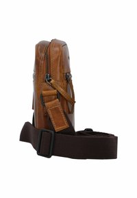 Borsa in pelle marrone di forma rettangolare, chiusura con zip, tracolla regolabile di un marrone scuro e dettagli di cucitura sottili.