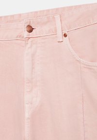 Pantalon en jean rose clair montrant la taille, le bouton, la passants de ceinture, la poche avant et les détails de couture.