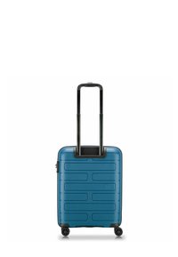 Maleta de tamaño cabina en plástico rígido color teal, con un diseño texturizado y líneas horizontales elevadas, un asa telescópica y cuatro ruedas.