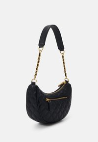 Musta tikattu käsilaukku kaarevalla muotoilulla, kultaisilla metalliosilla, ketjusävyisellä olkahihnalla ja etutaskulla, jossa vetoketju. Sileä nahkainen pinta.