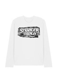 Weißes Langarm-T-Shirt mit einem schwarz, abgenutzten Grafikdruck des Textes "STRANGER THINGS" über der Brust.