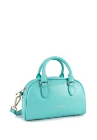 Sac à main en cuir turquoise avec deux poignées supérieures, une bandoulière réglable, des accents en matériel doré et le nom de la marque embossé à l'avant.