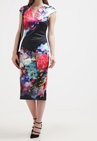 Blumenmusterkleid mit eng anliegendem Schnitt, schwarzem Grund, tiefem V-Ausschnitt, kurzen Puffärmeln und einer lebhaften Mischung aus pinken, blauen und grünen Mustern.