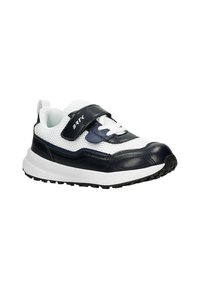 Białe i granatowe buty sportowe z siateczkową cholewką, skórzanymi akcentami, rzepem oraz lekką czarną podeszwą z teksturowanym gripem.