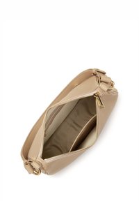 Bolso de piel beige con cierre de cremallera, textura suave y acentos de hardware dorado. El interior cuenta con un forro de tela y bolsillos organizativos.