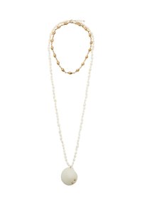 Biały naszyjnik z koralików z okrągłym wiszącym elementem. Posiada teksturowane koraliki i złote akcenty. Klasyczny design odpowiedni do uniwersalnego stylizacji.