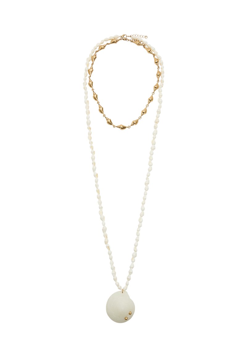 Biały naszyjnik z koralików z okrągłym wiszącym elementem. Posiada teksturowane koraliki i złote akcenty. Klasyczny design odpowiedni do uniwersalnego stylizacji.