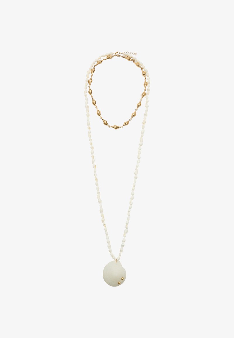 Biały naszyjnik z koralików z okrągłym wiszącym elementem. Posiada teksturowane koraliki i złote akcenty. Klasyczny design odpowiedni do uniwersalnego stylizacji.