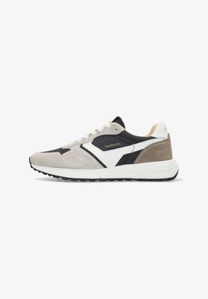 Sneaker con tomaia in suede grigia, accenti sintetici neri e bianchi, lacci tondi, suola imbottita e logo del marchio in oro.