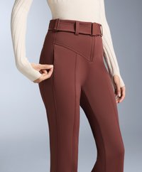 Vysoké bordové legíny majú štruktúrovanú tkaninu, obopínajúci strih a široký pás so horizontálnym žebrovaním a skrutkovým kovovým dielom.