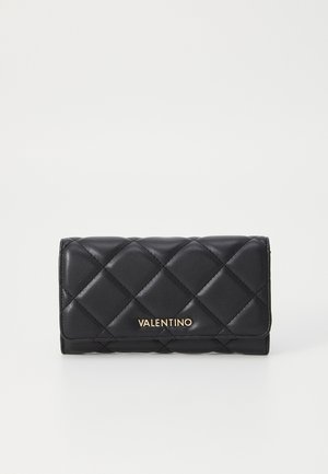 Mustapintainen nahkalompakko, jossa on kulutettu kuvio, kultaiset "Valentino"-logot etupuolella, kompakti muotoilu, jossa on läppäsuljenta.