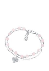 Silberarmband mit pinkfarbenen, facettierten Perlen, zwei geschichteten Ketten und einem herzförmigen Anhänger, der mit funkelnden Steinen verziert ist.
