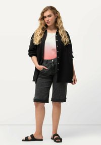 Musta nappipaita, valkoinen-pinkki värigradienttihuivi, tummat farkkushortsit ja mustat punotut sandaalit. Asusteessa on rento istuvuus ja hihat.