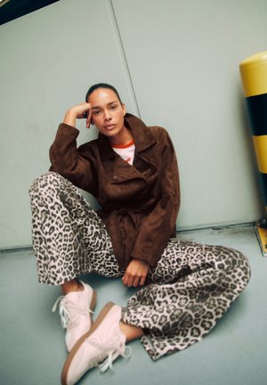 PULL&BEAR, MID-WAIST ANIMAL PRINT - BAGGY JEANS - Jean baggy - brown