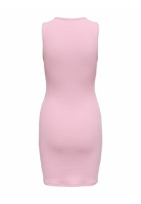 Rosa ribbad bodycon-klänning med ärmlös design, rundad halsringning och knälång fåll. Slät yta utan extra mönster eller dekorationer.