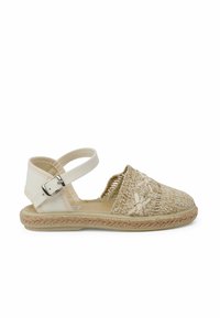 Audiniai kreminės spalvos espadrilės sandalai su tekstūruotu viršumi, kulkšnies dirželiu su sagtimi ir pintu jūrinio šiaudų padu. Atviras dizainas su kvėpuojančiais elementais.