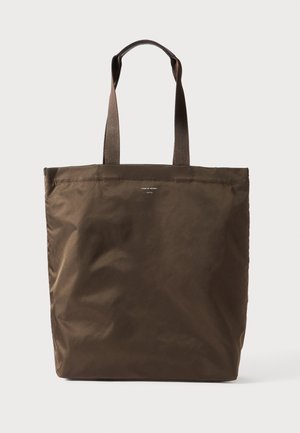 Brun tote bag laget av slitesterk stoff, med to solide håndtak og et minimalistisk design med en logo på forsiden.