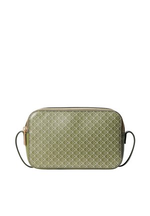 Sac bandoulière rectangulaire vert olive avec fermeture éclair dorée et motif géométrique en lignes diagonales, avec fines bretelles latérales.