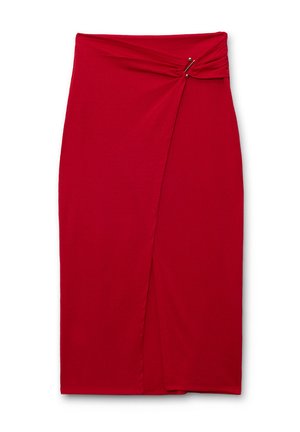 Falda midi de color rojo con detalle de torsión en el frente y una abertura lateral, asegurada con un pequeño acento metálico. Textura suave en toda la prenda.