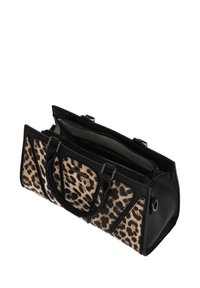 Leopárdmintás szövet táska fekete bőrkiegészítőkkel, két fogantyúval és cipzáras záródással, belső zsebbel és bélésmintával.