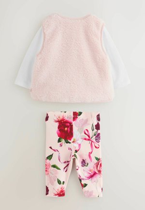 Faux-Fur-Weste in Pink, kombiniert mit leggings mit floralen Mustern, die verschiedene Rosen auf einem hellrosa Hintergrund zeigen, mit elastischem Bund.