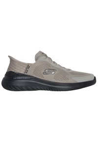 Zapatilla deportiva ligera de color gris con parte superior de malla, cuello texturizado y suela de goma negra. Presenta un diseño sin cordones y un detalle de logo en el costado.