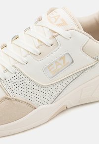 EA7 Emporio Armani BASKET UNISEX - Tenisice - offwhite