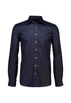 Granatowa, długorękawowa koszula z gładkiego materiału, z wyraźnym kołnierzykiem i zapięciem na guziki, z białymi guzikami i dopasowanym krojem.