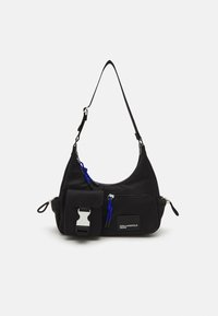 Črna najlon torba za ramo s ukrivljeno obliko, srebrno kovinsko opremo, sprednja žep s sponko in modri akcentni vrvi.