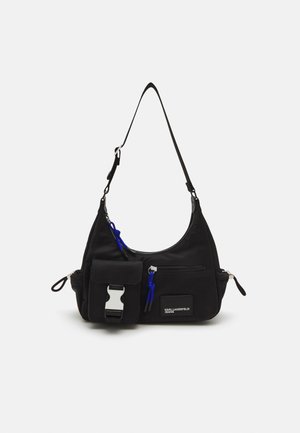 Must musta õlakott, millel on kõver kuju, hõbedane riistvara, esitasku klambriga ja sinised aktsentköied.