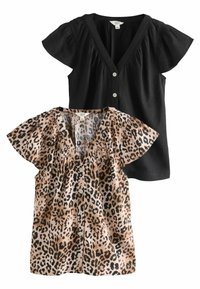 To bluser: en sort med korte ærmer og V-hals, den anden mønstret med beige og brune leopardpletter, begge med knaplukninger.