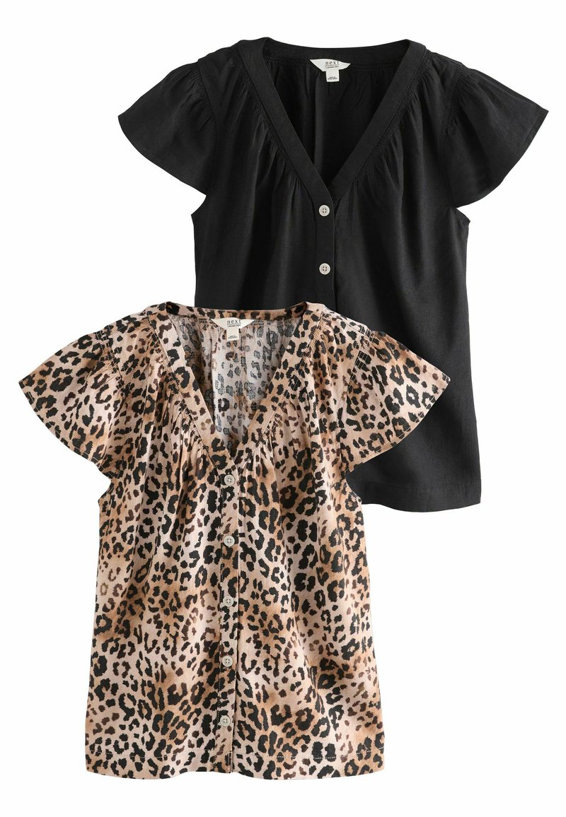 To bluser: en sort med korte ærmer og V-hals, den anden mønstret med beige og brune leopardpletter, begge med knaplukninger.