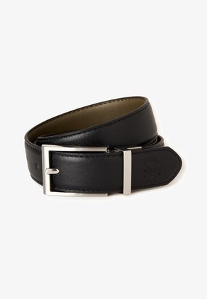 Czarny skórzany pasek zwinięty z srebrną prostokątną sprzączką i wytłoczonym logo na końcu, prezentowany na białym tle.