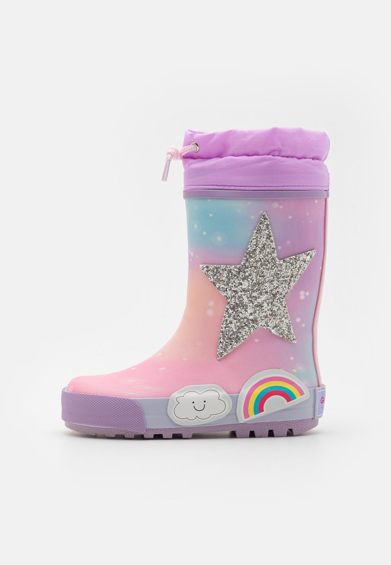 Bottes de pluie en caoutchouc colorées avec un dégradé rose et violet, ornées d'une grande étoile argentée pailletée, d'autocollants de nuages et d'arc-en-ciel, et d'un col à cordon.