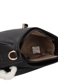 Borsa in pelle nera texturizzata con dettagli dorati, chiusura con cerniera e interno beige con una piccola tasca e motivo con il logo.