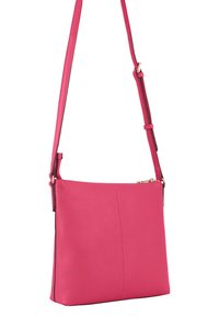 Roze leren handtas met een gladde textuur, verticale naaddetail, verstelbare schouderband en gouden ritsaccessoires. Rectangulaire vorm.