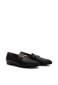 Sorte læder loafers med en glat finish, spids tå og detaljer i guldtonet hardware. Lav profil hæl og slip-on design.