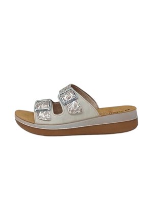 Sandali beige con due fasce larghe decorate da accenti argentati, soletta imbottita e suola in gomma marrone chiaro.