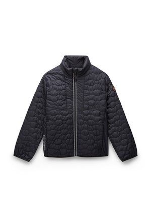 Chaqueta negra acolchada con cuello alto, cremallera frontal y patrón texturizado. Presenta un logo en la manga y puños elásticos.