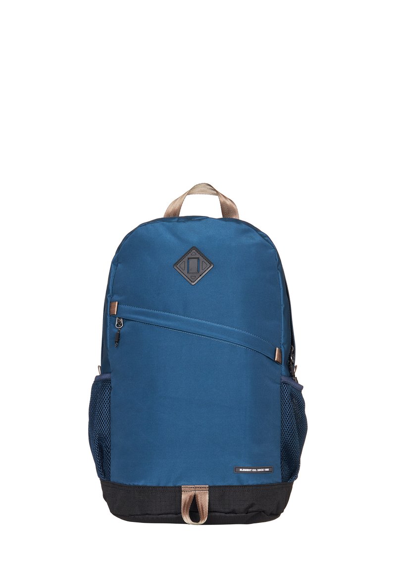 Dunkelblauer Rucksack mit glatter Textur, ausgestattet mit einer vorderen Reißverschlusstasche, seitlichen Netztaschen und einem braunen Lederakzent.