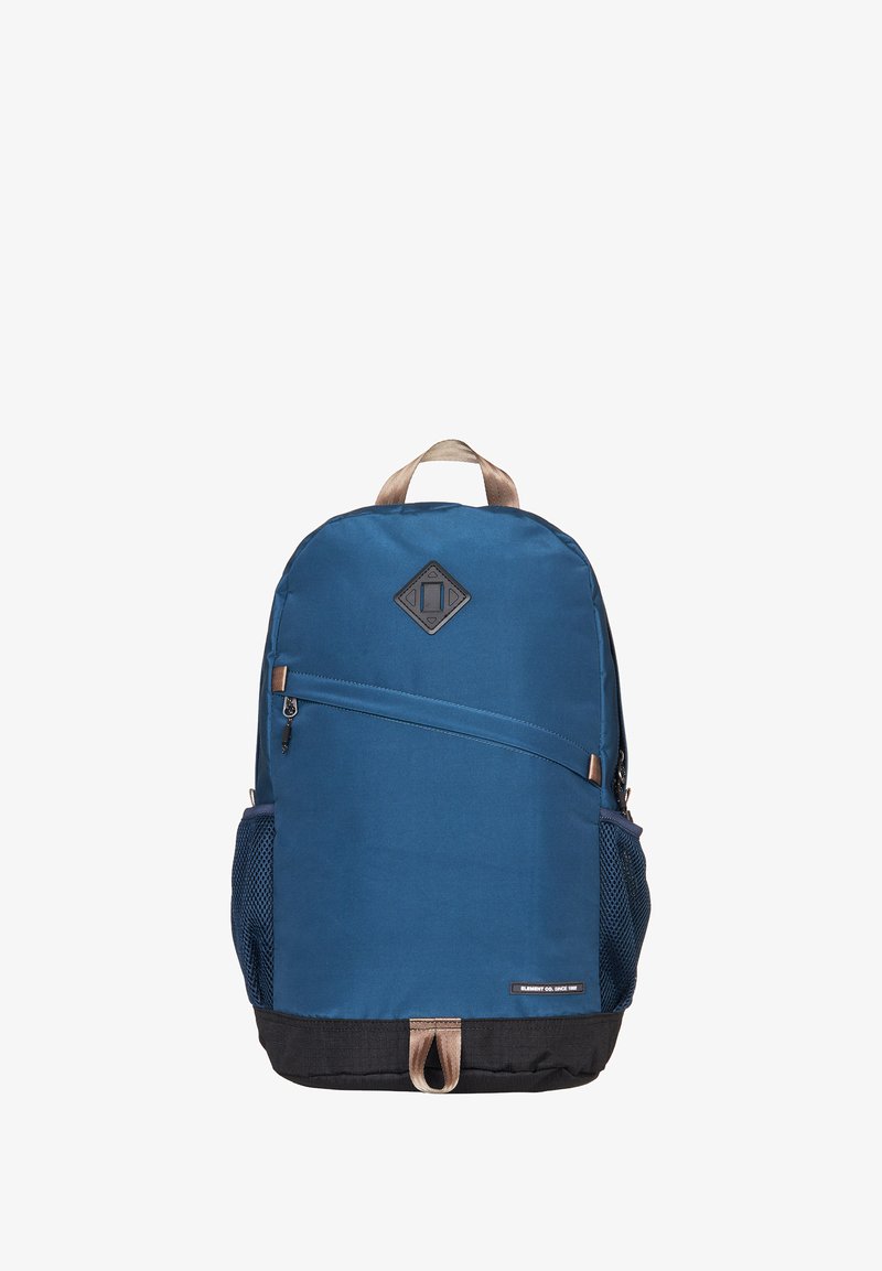 Dunkelblauer Rucksack mit glatter Textur, ausgestattet mit einer vorderen Reißverschlusstasche, seitlichen Netztaschen und einem braunen Lederakzent.