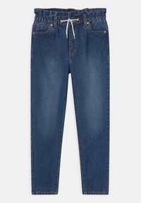 Denimové jogger kalhoty v tmavě modré barvě s elastickým pasem, šňůrkou a designem s pěti kapsami. Hladká textura s minimálním vyblednutím.