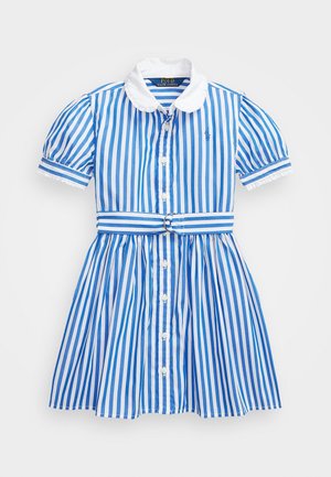 Blau-weiß vertikal gestreiftes Kurzarmkleid mit weißem Peter-Pan-Kragen, durchgehender Knopfleiste und passendem gestreiften Gürtel mit silberner Schnalle.