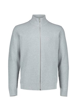 Jasnoszary teksturowany sweter na suwak z wysokim kołnierzem i długimi rękawami na białym tle.