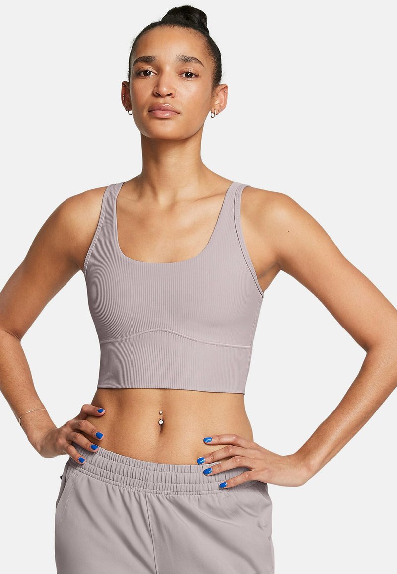 Lichtpaars geribbeld crop top met brede schouderbanden en een gladde tailleband, gecombineerd met lichtgrijze broek met elastische taille.