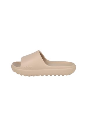 Sandalia tipo slide beige de Adidas con una correa ancha, plantilla contorneada y suela estriada para mayor agarre, diseñada para uso casual.