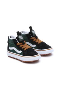 Zapatillas de caña alta que presentan ante negro y verde con detalles en blanco, cordones marrones y una suela de goma blanca. Forro interior texturizado visible.